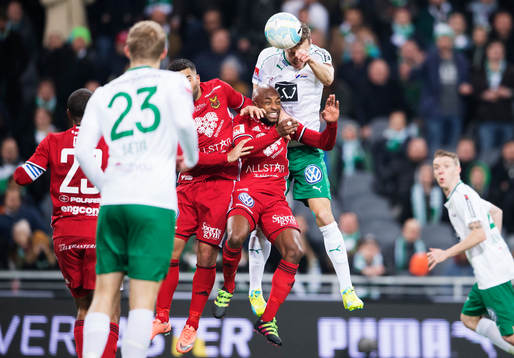 Östersunds Fouad Bachirou i en luftduell med Hammarbys
