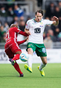 Östersunds Fouad Bachirou utmanas av Hammarbys Johan