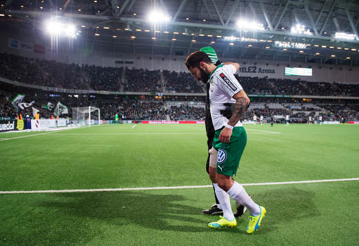 Hammarbys Stefan Batan hjälps av plan skadad