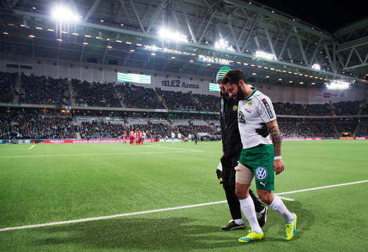 Hammarbys Stefan Batan hjälps av plan skadad
