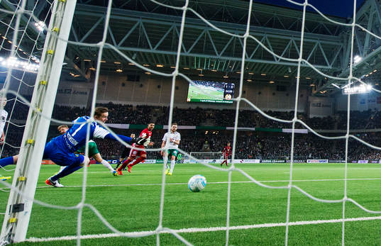 Östersunds Saman Ghoddos skjuter in 1-1 bakom Hammarbys