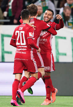 Östersunds Saman Ghoddos jublar med lagkamrater