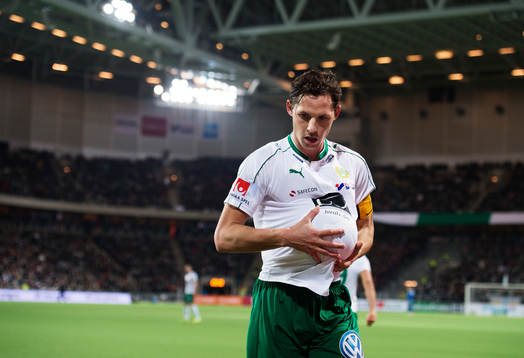Hammarbys Philip Haglund torkar av bollen