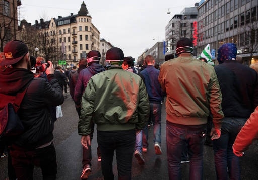 Maskerade supportrar i supportermarschen