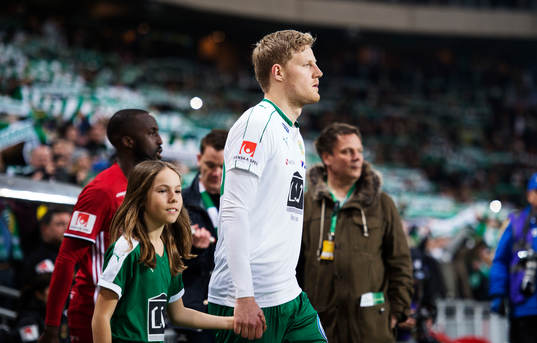 Hammarbys Lars Saetra gör entré till fotbollsmatchen i