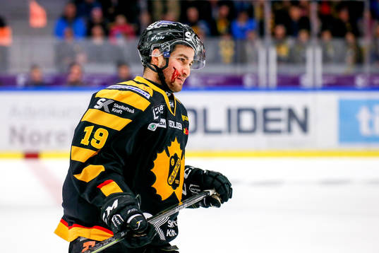 Skellefteås Andrew Calof fick en puck i ansiktet