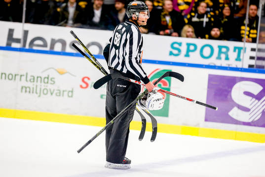 Linjedomare Emil Yletyinen med 4 par klubbor vid