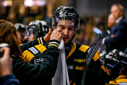 Skellefteås Andrew Calof fick ett skott i ansiktet och var