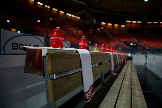 Frölundas avbytarbänk med flaskor och handdukar innan