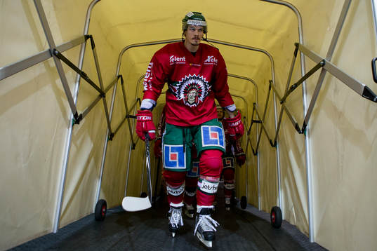 Frölundas Oliver Lauridsen på väg in för att värma