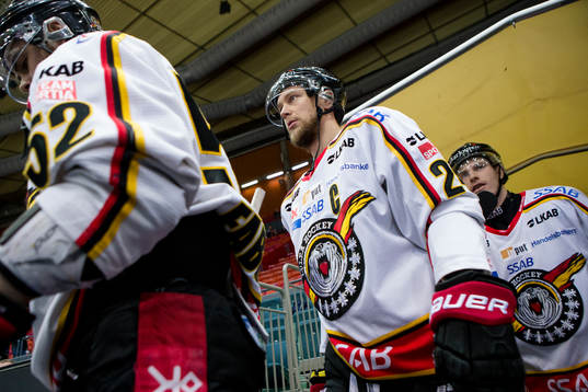 Luleås Johan Harju på väg in för att värman innan