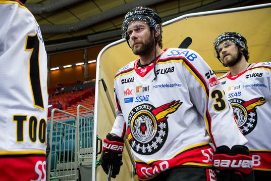 Luleås Jonathan Granström på väg in för att värma
