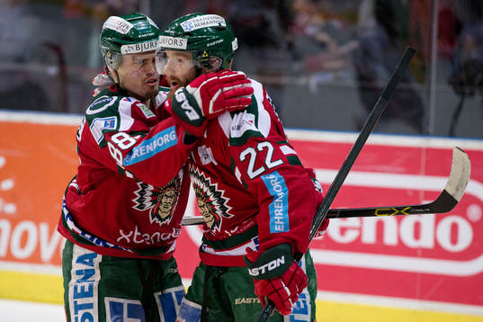 Frölundas Robin Figren jublar och omfamnas av Andreas