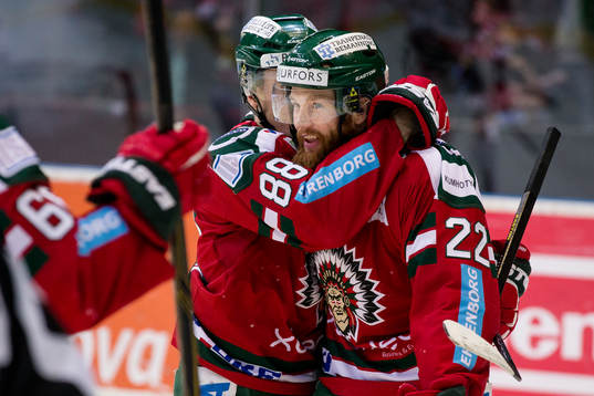 Frölundas Robin Figren jublar och omfamnas av Andreas