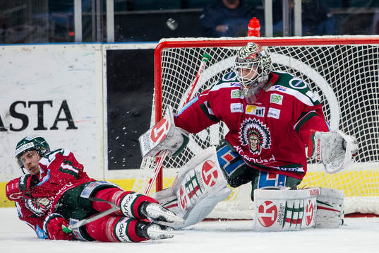 Frölundas Henrik Tömmernes täcker skott framför