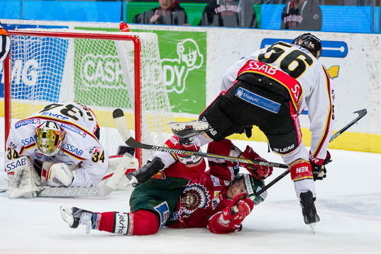 Luleås Jonathan Sigalet tacklar Frölundas Ryan Lasch