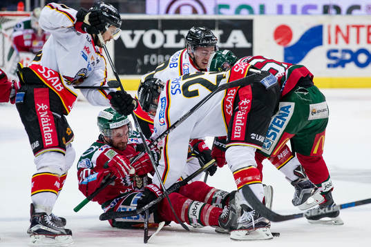 Frölundas Joel Lundqvist liggande nedanför Luleås Anton