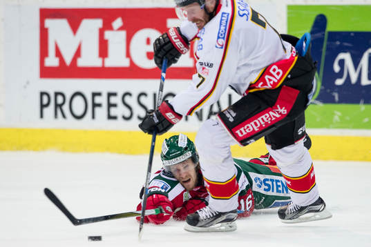 Frölundas Anton Axelsson slänger sig för att slå bort