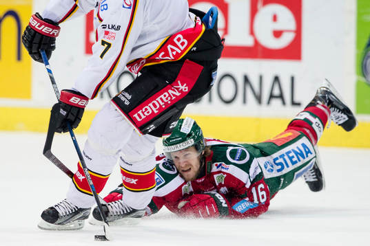 Frölundas Anton Axelsson slänger sig för att slå bort