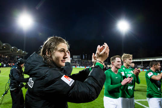 Jönköpings Pawel Cibicki tackar publiken