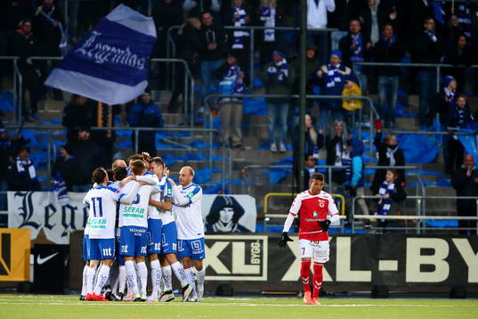Norrköpings spelare jublar och klappar om målgörare