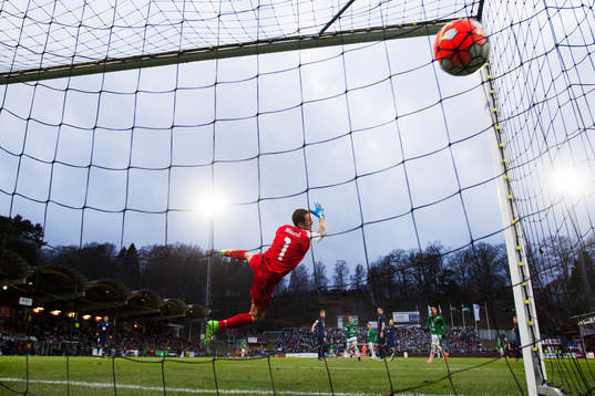 Malmö FFs målvakt Johan Wiland släpper in mål till 2-1