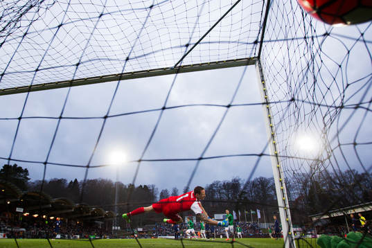 Malmö FFs målvakt Johan Wiland släpper in mål till 2-1