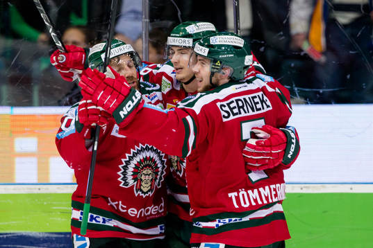 Frölundas Johan Sundström jublar och omfamnas av Joel