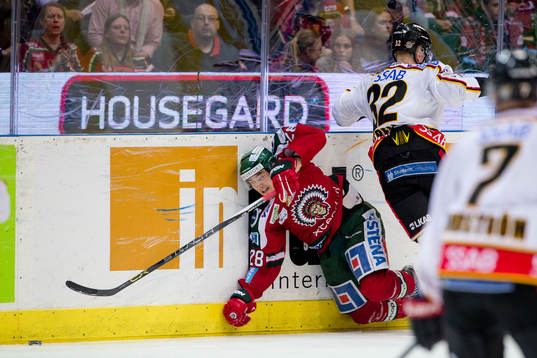 Frölundas Johan Sundström blir tacklad av Luleås Lennart