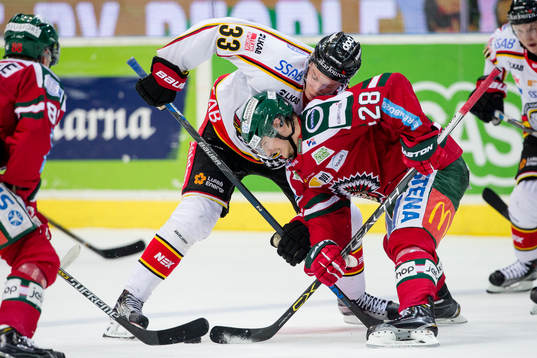 Luleås Christopher Mastomäki tekar mot Frölundas Johan