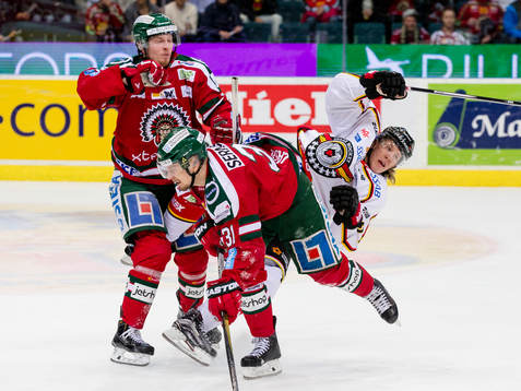Frölundas Nicklas Lasu tacklar Luleås Emil Sylvegård