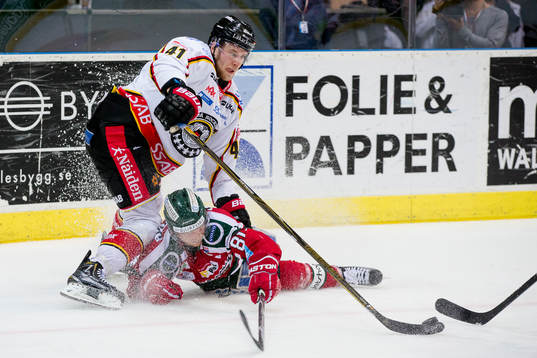 Luleås Ilari Melart med pucken
