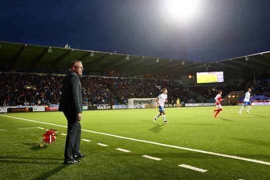 Norrköpings tränare Jan Andersson framför hemmapublikens