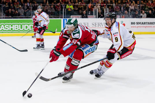 Frölundas Mats Rosseli Olsen före Luleås Johan Forsberg