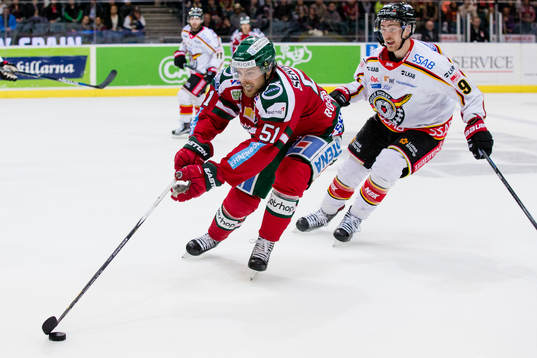 Frölundas Mats Rosseli Olsen före Luleås Johan Forsberg