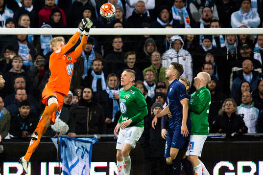 Jönköpings målvakt Anton Cajtoft boxar bort bollen