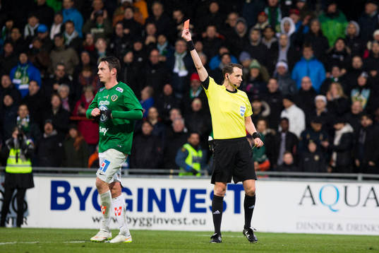 Jönköpings Daryl Smylie blir utvisad av domaren Andreas