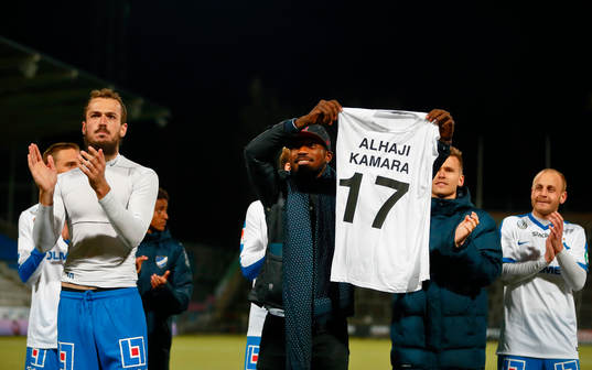 Norrköpings Emir Kujovic och Aljaji Kamara med tröja