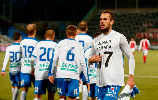Norrköpings Emir Kujovic med tröja med Alhaji Kamaras namn
