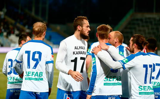 Norrköpings Emir Kujovic med tröja med Alhaji Kamaras namn