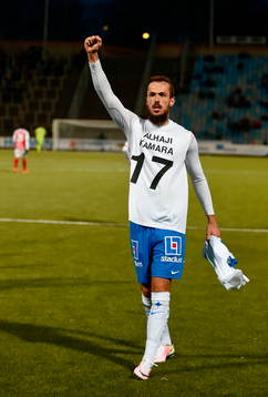 Norrköpings Emir Kujovic med tröja med Alhaji Kamaras namn