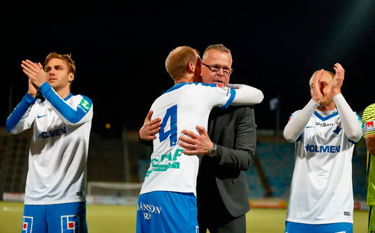 Norrköpings tränare Jan Andersson kramar Andreas Johansson
