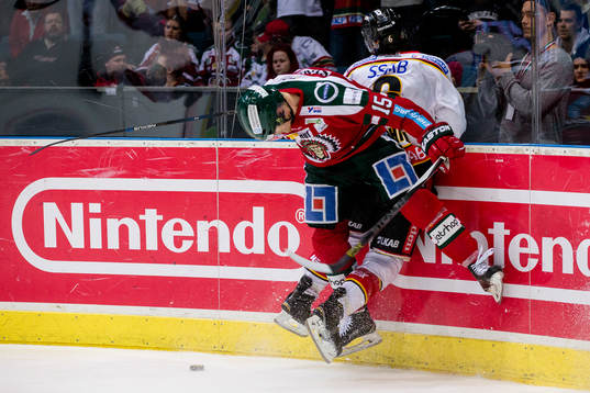 Frölundas Joey Crabb tacklar Luleås Craig Schira