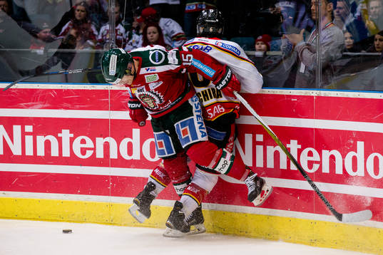 Frölundas Joey Crabb tacklar Luleås Craig Schira
