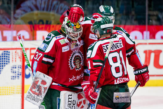 Frölundas målvakt Johan Gustafsson klappas om av Joey