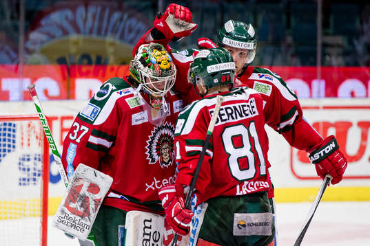 Frölundas målvakt Johan Gustafsson klappas om av Joey