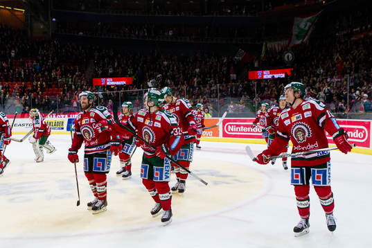 Frölunda tackar publiken, fr.v. Joel Lundqvist, Lukas