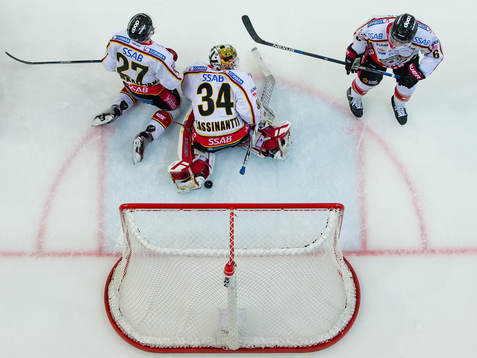 Luleås Brendan Mikkelson, målvakt Joel Lassinantti och