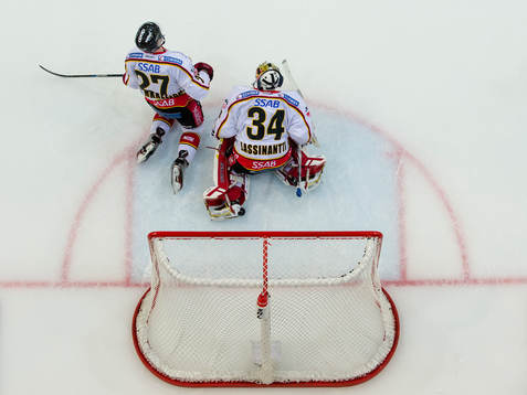 Luleås Brendan Mikkelson och målvakt Joel Lassinantti
