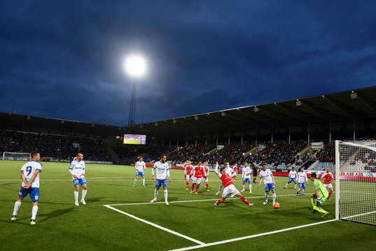 Vy över Nya Parken där Kalmars Marcus Antonsson sträcker